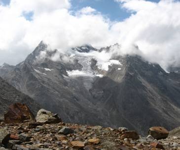 Winter Wonderland: Skiing and Snow-capped Peaks in Solang Valley